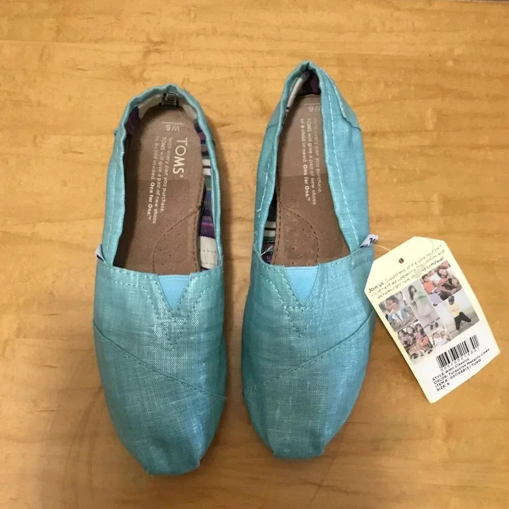 Light Blue  Classic Toms Fun classic beautiful light blue with sheen. Sz 6W